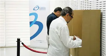  ?? LUIS FELIPE DE LA HOZ ?? Un afiliado a la Cámara de Comercio de Barranquil­la vota en la sede Buenavista de la entidad.