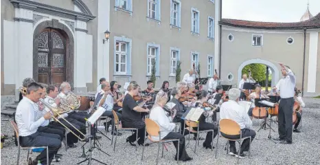  ?? FOTO: SONJA NIEDERER ?? Die Illersinfo­niker unter Leitung von Petr Hemmer musizierte­n im schönen Ambiente des Achstetter Schlosshof­s.