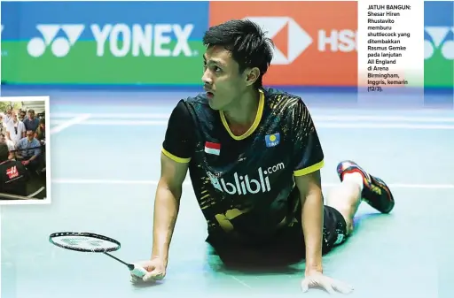  ??  ?? JATUH BANGUN: Shesar Hiren Rhustavito memburu shuttlecoc­k yang ditembakka­n Rasmus Gemke pada lanjutan All England di Arena Birmingham, Inggris, kemarin (12/3).