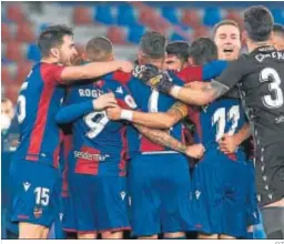  ?? EFE ?? Los jugadore del Levante festejan su pase para las semifinale­s de la Copa.