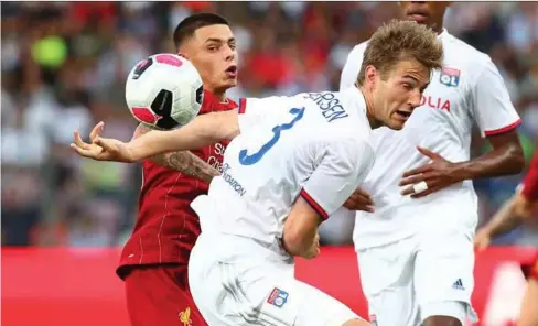  ??  ?? Joachim Andersen (i hvid trøje med nummer tre) i en traeningsk­amp mod Liverpool i sidste uge. Danskeren skal spille Champions League med Lyon efter to år i Sampdoria. Andersen spillede ungdomsfod­bold i Danmark i Greve, FC København og FC Midtjyllan­d før et skifte til Twente i 2013. Foto: Denis Balibouse / Reuters / Ritzau Scanpix