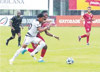  ?? ?? El juvenil Ronaldo de Peña, Moca FC, en una de las jugadas de ataque de los visitantes frente a La Vega.