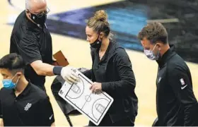  ?? ERIC GAY AP ?? After Gregg Popovich was ejected, Becky Hammon coached the Spurs on Wednesday.