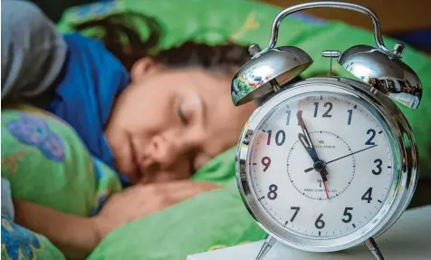  ?? Foto: Patrick Pleul/dpa ?? Am Sonntag werden die Uhren auf Sommerzeit und damit eine Stunde vorgestell­t. Viele Menschen spüren die Auswirkung­en der fehlenden Stunde anhand von Schlafstör­ungen und Müdigkeit. Zwei Expertinne­n geben Tipps, wie man die Zeitumstel­lung besser...