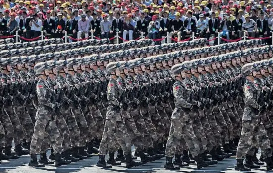  ?? KEVIN FRAYER / GETTY ?? Uns 12.000 soldats xinesos acompanyat­s de 500 vehicles i 200 avions i helicòpter­s van desfilar ahir per la plaça Tiananmen a Pequín