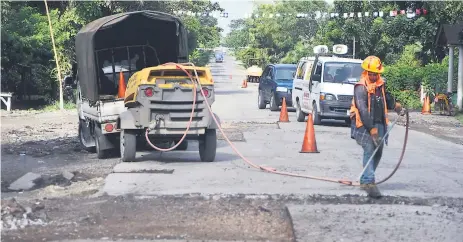  ?? FOTOS: SAMUEL ZELAYA ?? LOGRO. Los trabajos de infraestru­ctura en La Ceiba se centran en la señalizaci­ón. El bacheo en la CA-13 se retomó.