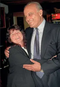  ?? PHOTO: ANTHONY PHELPS/FAIRFAX NZ ?? Burnett with her British transplant surgeon, Sir Magdi Yacoub, when he visited New Zealand in 1999.