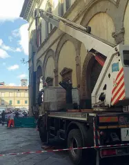  ??  ?? Due immagini della gru in via Vittorio Veneto subito dopo il crollo A nulla sono serviti i soccorsi