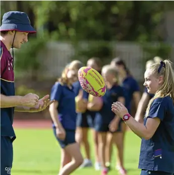  ?? Photos: Kevin Farmer ?? HELPING HAND: Brisbane Lions player Harris Andrews with Year 9 student Bailey Kowitz at The Glennie School.