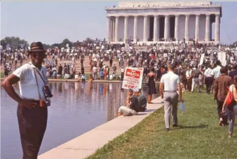  ?? MAGNOLIA PICTURES ?? People gather at the Lincoln Memorial for the 1963 civil rights march on Washington, D.C., which is featured in the documentar­y I Am Not Your Negro.