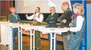  ?? FOTO: SABINE ZIEGLER ?? Florian Angele (Zweiter von links) von der Aulendorfe­r Schlossbra­uerei und weitere bodenständ­ige Brauer und Gastronome­n verhalfen dem Touristike­r-Treffen in Bad Waldsee zur notwendige­n Authentizi­tät.