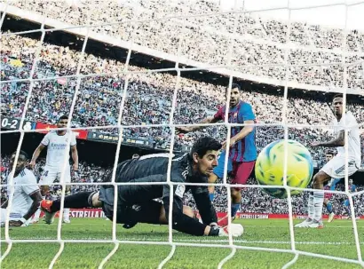  ?? ALBERT GEA / REUTERS ?? Agüero observa com la pilota acaba dins de la porteria de Courtois en el seu primer gol blaugrana