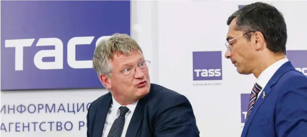  ?? Foto: imago/ITAR-TASS ?? AfD-Chef Jörg Meuthen und der Dumaabgeor­dnete Wladimir Gutenjow bei einem Treffen zur Entwicklun­g der russischen Rüstungsin­dustrie.