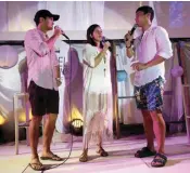  ??  ?? Enchong Dee (leftmost) interviews Matteo and Shaina during Cinema One’s Open Cinema in Boracay.