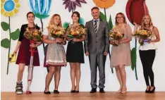  ?? Foto: Arloth ?? Manfred Herde zeichnete bei der Schulabsch­lussfeier Naja Sitzmann, Larissa Münich, Kristina Groll, Elisabeth Reil und Elisa Peppenauer (von links) für besonders heraus ragende Leistungen aus.