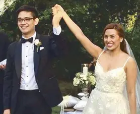  ??  ?? Nikki Gil and BJ Albert seal it with a kiss after their marriage vows at a Christian wedding last Saturday, Nov. 21 at the Sta. Elena Golf and Country Club in Cabuyao, Laguna, and acknowledg­e cheers from the guests