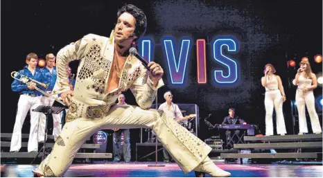  ?? FOTO: PATRICK PFEIFFER ?? Nils Strassburg wird am 1. Februar als „bester Elvis-Interpret“für Furore sorgen.