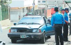  ?? FOTO: ESTALIN IRÍAS ?? El vehículo quedó en medio de la calle de la col. 15 de Septiembre, mientras el hombre corría para escapar de los criminales.