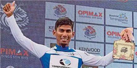  ?? PIC BY ASWADI ALIAS. ?? Terengganu Cycling Team’s Nur Amirull Fakhruddin Mazuki leads the race for the blue jersey (points classifica­tion) with one stage left.