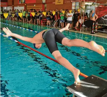  ??  ?? Beim „Cool Swimming Cup“in Gersthofen ist einiges geboten: An die 400 Athleten haben sich angekündig­t. Abends kommt im Hallenbad bei Licht und Soundeffek­ten Partystimm­ung auf. Mit dabei ist Martin Schmid (kleines Bild).