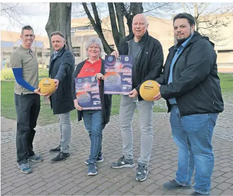  ?? FOTO: MARVIN WIBBEKE ?? Guido Kozak, Udo Schmidt (beide TV Hückelhove­n-Ratheim), Steffi Schmitz-Goeres (Stadtsport­bund), Carsten Forg (Stadtmarke­ting) und Alexander Gramstadt (Wep) freuen sich auf das Turnier.