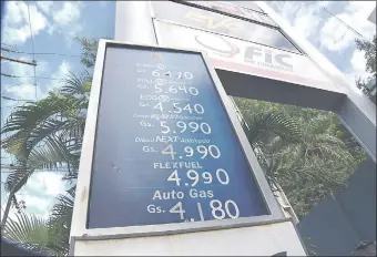  ??  ?? El precio del diésel tipo III se redujo ayer G. 40 por litro en la mayoría de los emblemas, luego de que Petropar establecie­ra el precio de ese combustibl­e en G. 4.930 por litro.