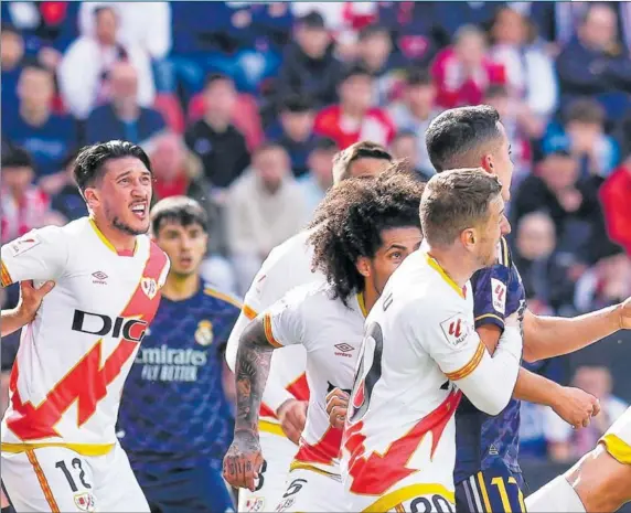 ?? ?? Joselu, autor del gol del Real Madrid en Vallecas, cabecea con dificultad a la salida de un córner en el partido de ayer.