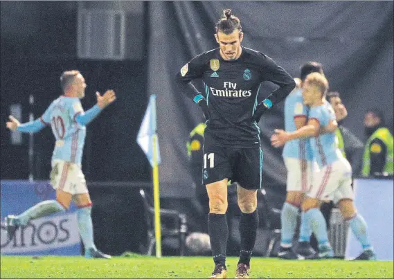  ?? FOTO: EFE ?? Bale, abatido mientras los jugadores del Celta celebran el gol del empate El galés, que marcó dos goles en apenas dos minutos, no fue suficiente para un Madrid que va de mal en peor