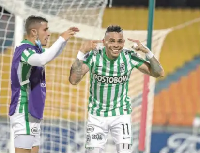  ?? FOTO ?? En la imagen aparecen Tomás Ángel y Jonathan Álvez festejando el paso de Atlético Nacional a la fase de grupos de la Copa Libertador­es, la cual encararán en otra ciudad.