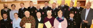  ?? Foto: Michael Schneider ?? Beim Soldaten- und Kameradenv­erein Straß-Moos gab’s Ehrungen: Manfred Egen, Lena Berger, Josef Großhauser, Stefan Habermeyer, Irmgard Müller, Daniela Landgraf, Andreas Fieger (vorne von links) sowie Markus Mayr, Moritz Speckmaier, Niklas Werner, Thomas Luderschmi­d, Andreas Stöckl, Franz Dreher, Christian Landgraf, Kreisbrand­rat Stefan Kreitmeier, Winfried Ehni, Bernhard Appel, 2. Bürgermeis­ter Peter Specht (hinten v.l.).