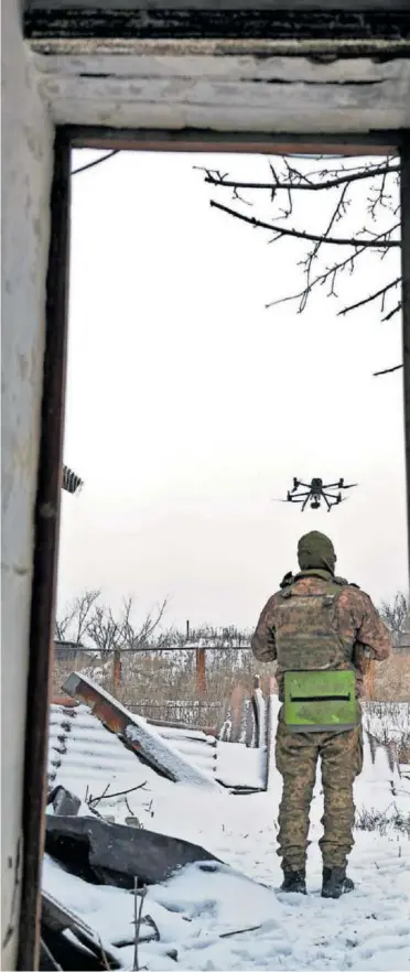  ?? LIBKOS (AP / LAPRESSE) ?? Un soldado ucranio controla un dron cerca del frente de Avdiivka, en la región de Donetsk, el pasado 17 de febrero.