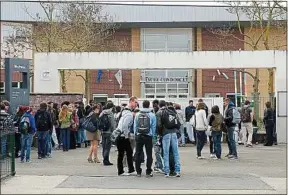  ??  ?? Les attroupeme­nts devant les lycées inquiètent les chefs d’établissem­ent.