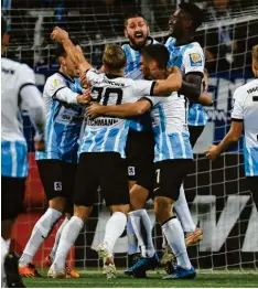  ?? Foto: Angelika Warmuth, dpa ?? Ein Haufen Freude: Die Spieler von 1860 München um Kapitän Sascha Mölders haben Schalke aus dem Pokal geworfen.