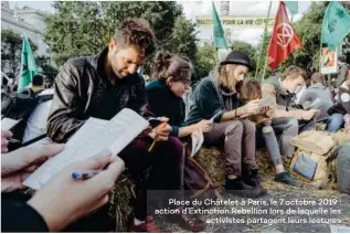  ??  ?? Place du Châtelet à Paris, le 7 octobre 2019 : action d’Extinction Rebellion lors de laquelle les activistes partagent leurs lectures