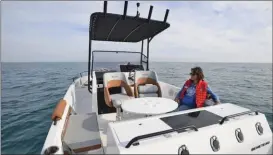  ??  ?? Les deux sièges baquets du poste de barre pivotent vers l’arrière et les banquettes latérales se déplient pour créer un carré de cockpit, après l’ajout d’une petite table ronde. L’encombreme­nt de la station de pêche limite l’espace et rend difficile l’utilisatio­n de la banquette arrière.