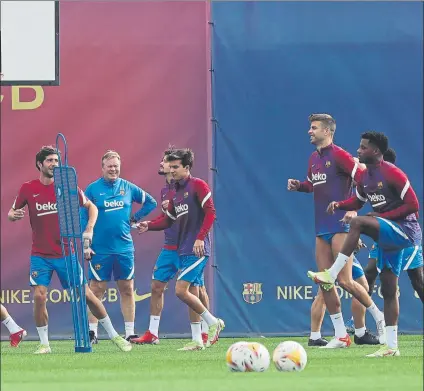  ?? FOTO: PEP MORATA ?? Ronald Koeman informó a los cuatro capitanes tras el entrenamie­nto, minutos antes de su comparecen­cia ante los medios