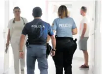  ??  ?? TALIJANSKI POLICAJCI pridružili su se u istrazi hrvatskim kolegama te su, uz ostalo, obišli i turiste u bolnici. Dvoje djece je stabilno, no još su životno ugrožena, kažu u splitskoj bolnici