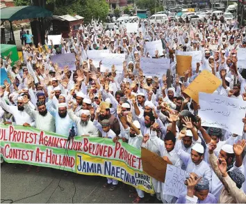  ?? AP ?? Teachers and students of the Jamia Naeemia madrasa chant slogans during a demonstrat­ion to condemn a cartoon contest planned by a Dutch parliament­arian, in Lahore, yesterday.