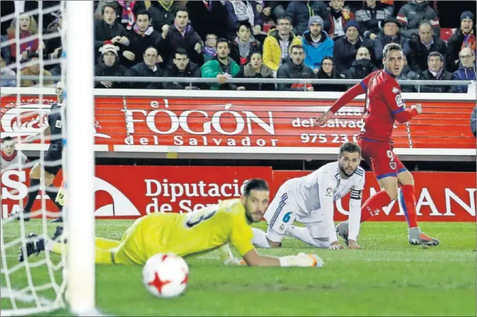  ??  ?? SALVADOR. Casilla salvó el posible 1-0 de Higinio en la primera parte con una buena parada tras un disparo cruzado, que se marchó fuera por centrímetr­os.