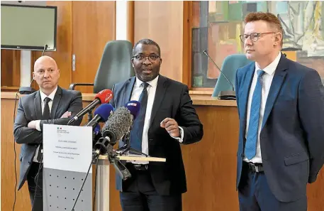  ?? | PHOTO : VINCENT MOUCHEL, OUEST-FRANCE ?? Le procureur de Brest, Camille Miansoni (au centre), lors d’une conférence de presse, hier.