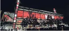  ??  ?? Rot und Weiß signalisie­ren, dass das Kölner Stadion dem „Effzeh“zugehört. So wird die Identifika­tion erhöht.