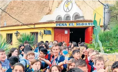  ?? DIARIO DE ALMERÍA ?? El grupo de niños que realizaron la visita a la peña flamenca ‘El Morato’ ante la sede.