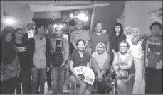  ?? DEBORA DANISA/ JAWA POS ?? BERBAGI ILMU: Arief Santosa (lima dari kiri) dan Wina Bojonegoro (tengah, duduk) bersama para peserta talk show di Kedai Kreasi kemarin (11/3).