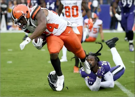  ?? NICK WASS — THE ASSOCIATED PRESS ?? Nick Chubb avoids a tackle by Ravens cornerback Maurice Canady while running for a touchdown during the second half Sept. 29 in Baltimore.