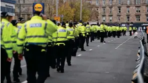  ?? ?? Long blue line: Hundreds of police in Glasgow, for Biden’s arrival