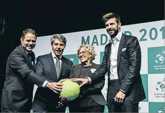  ?? DANI DUCH ?? Kelly Fairweathe­r (ITF), el president de la Comunitat de Madrid, Ángel Garrido, l’alcaldessa Manuela Carmena i Gerard Piqué, ahir