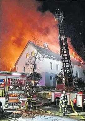  ??  ?? In Bad Großpertho­lz stand ein Einfamilie­nhaus in Flammen