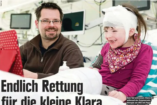  ??  ?? Dem Tod entronnen: Klara (6) während der Enzymersat­ztherapie am UKE mit Papa Dominique Brenner (36)