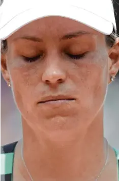  ?? Foto: Lionel Bonaventur­e, afp ?? Augen zu und durch. Für Angelique Kerber waren die French Open schnell beendet. Sie setzte in Frankreich ihren Sinkflug fort.