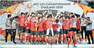  ?? AFP ?? South Korean players celebrate winning the AFC U23 Championsh­ip final at Bangkok’s Rajamangla­la National Stadium in January.